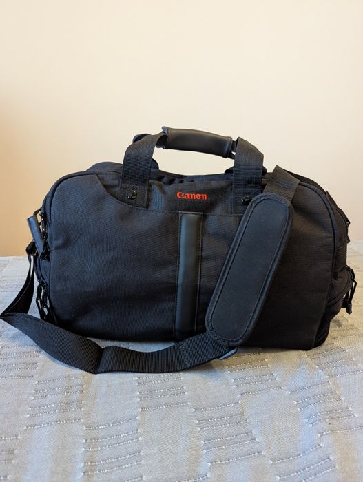Дорожная, спортивная фото сумка CANON из текстиля с ремешком на плечо.
