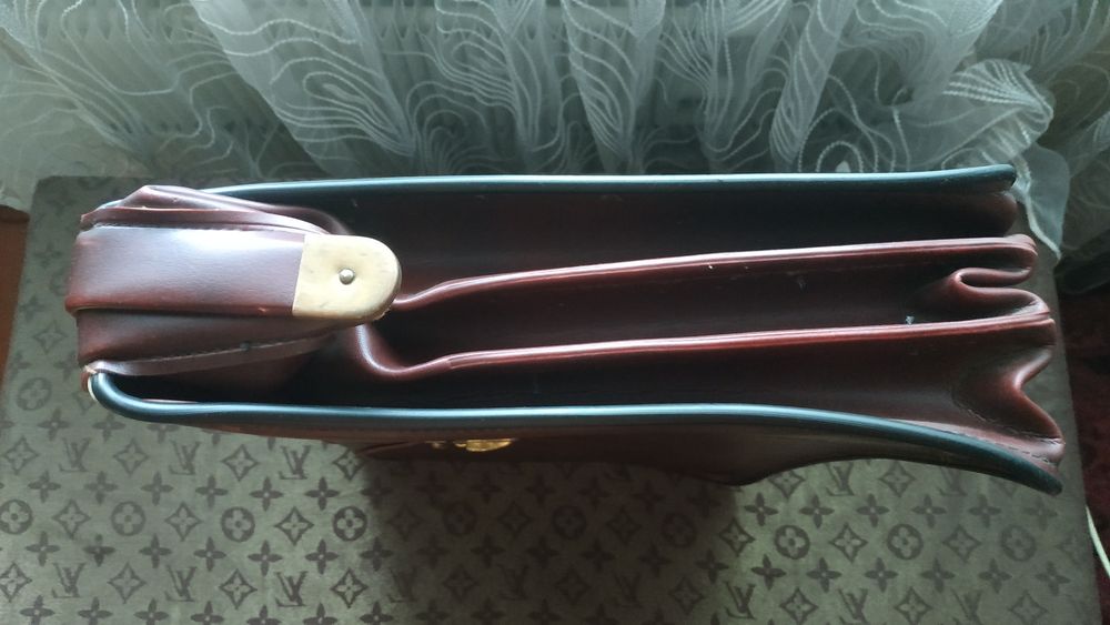 Продам портфель 330 Х 430 мм