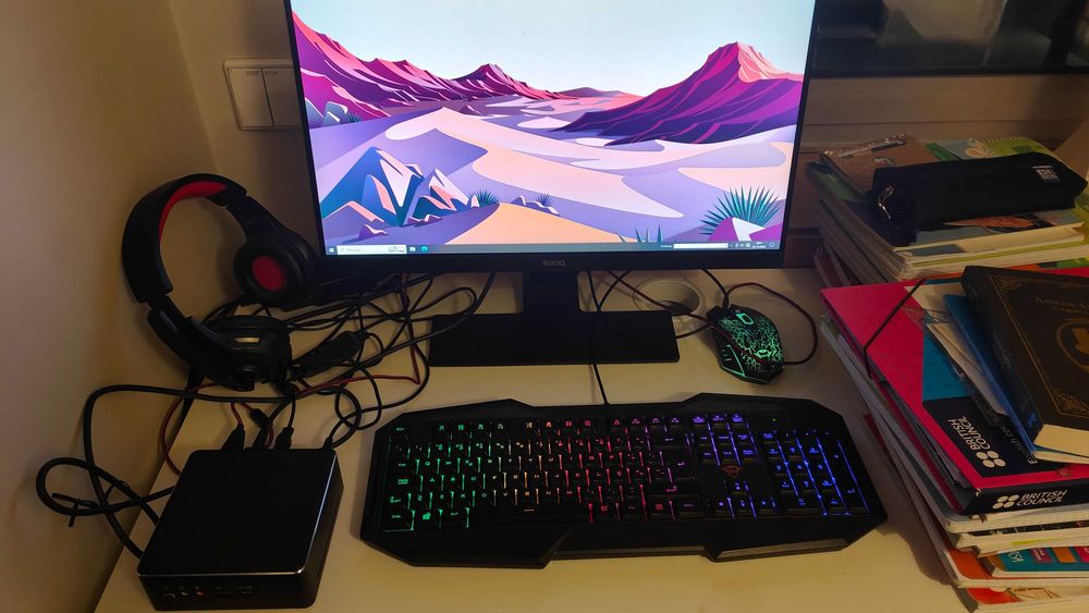 Mini PC com todos os dispositivos necessários