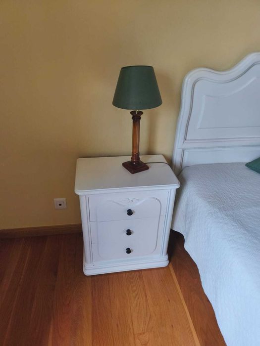 Quarto Completo em Madeira Maciça – Cama, Cómoda, Mesas de Cabeceira e Candeeiros