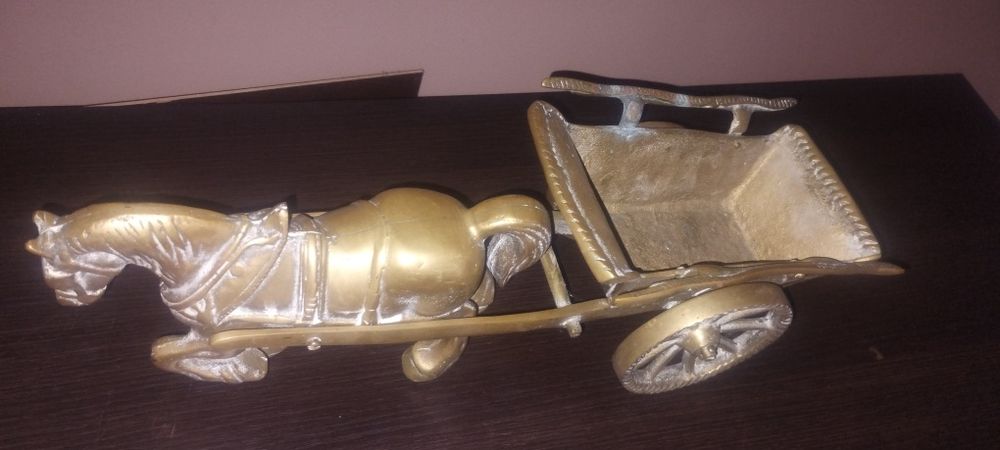 Bryczką z koniem wykonana z mosiądzu