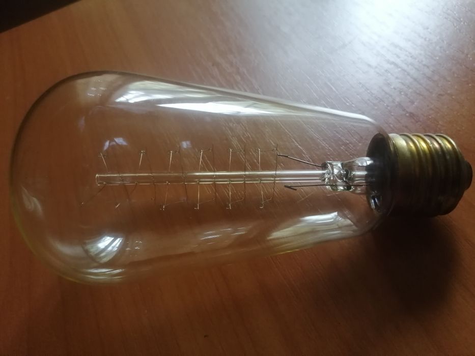 Ретро лампа Эдисона.