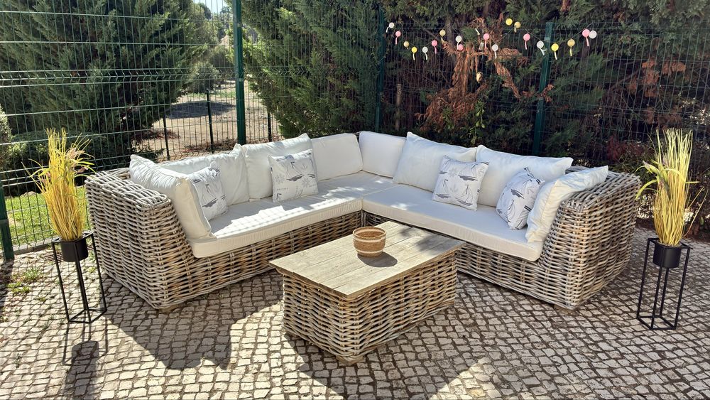 Sofá exterior com mesa
