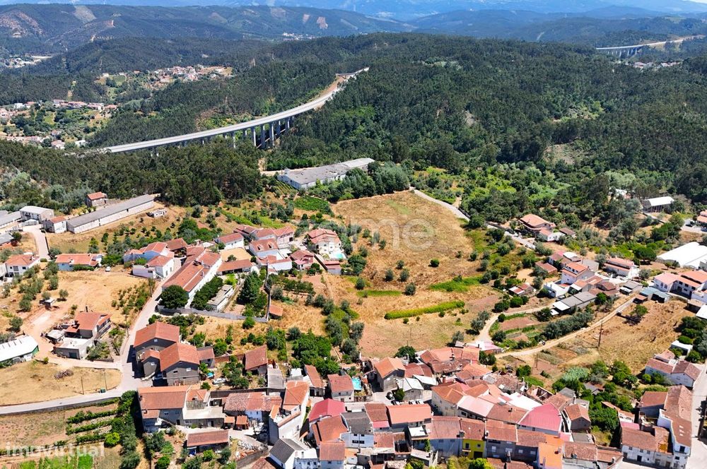 Moradia em ruínas com terreno