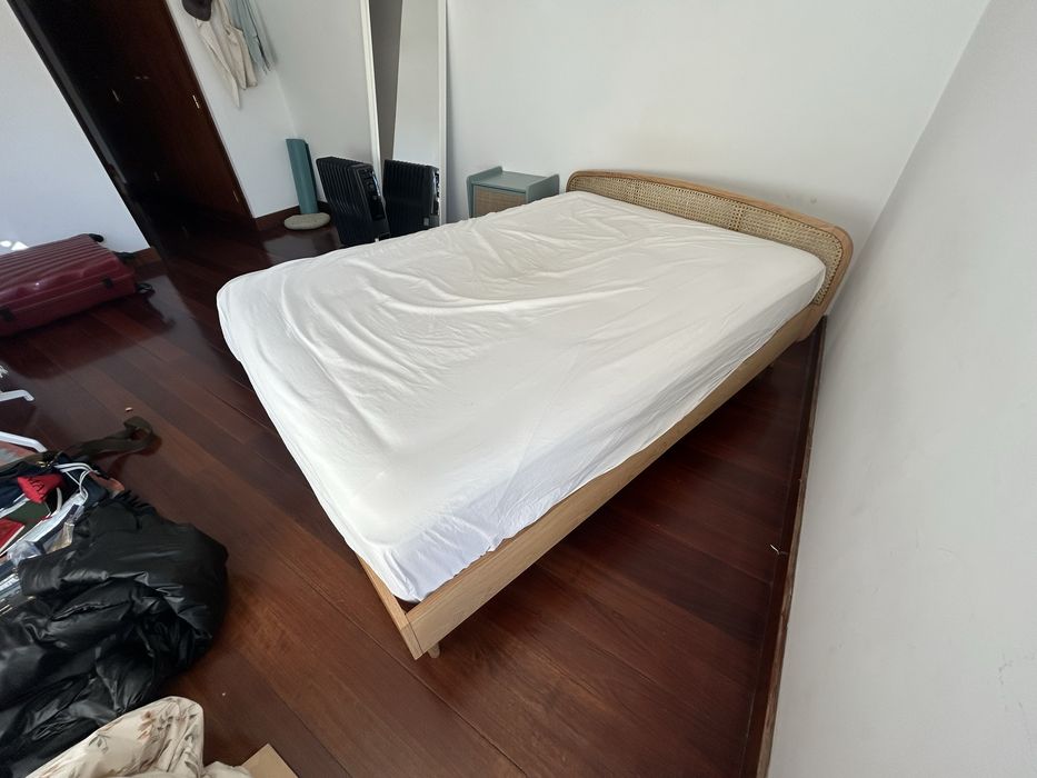 Vendo Cama queen size sem colchao e mesa de cabeceira