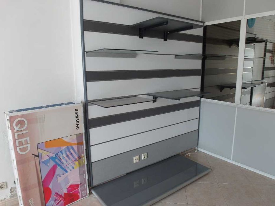 Expositor de Parede com prateleiras e base