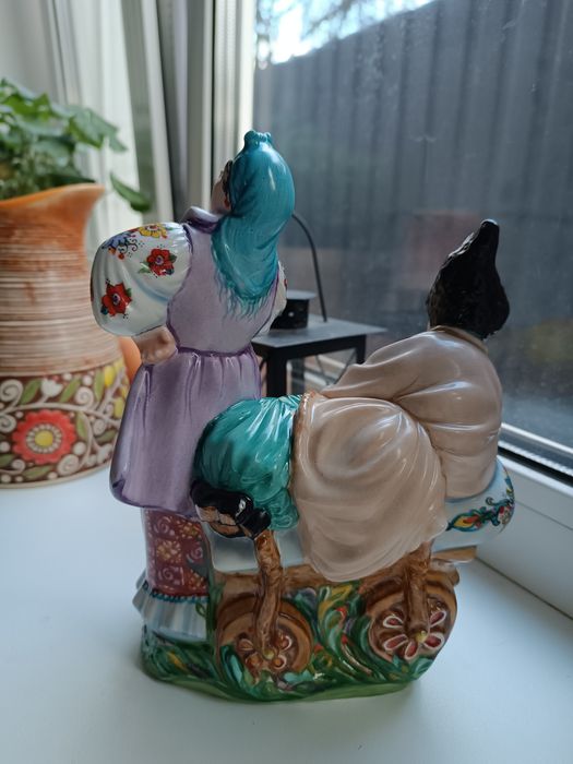 На точку.Фарфорова статуетка.