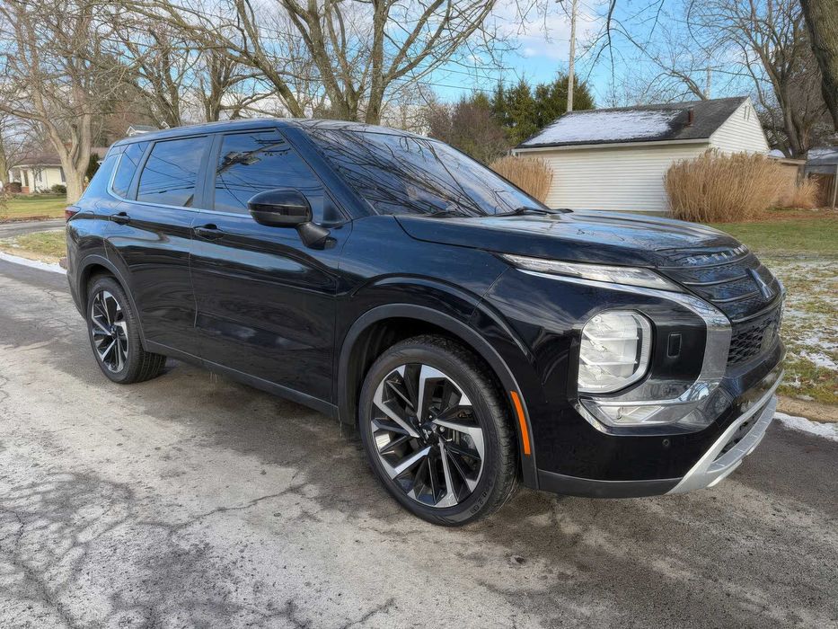 Mitsubishi Outlander      2023