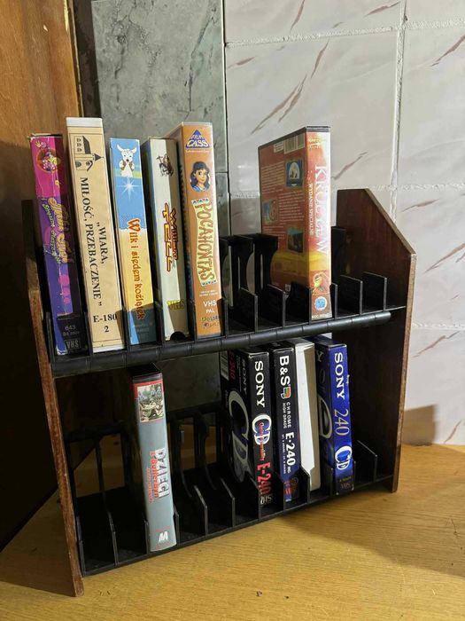 Stojak na kasety VHS–drewniany z plastikowymi przegródkami(24 miejsca)