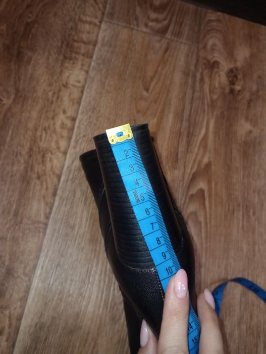 Кожаная ботфорты на каблуку