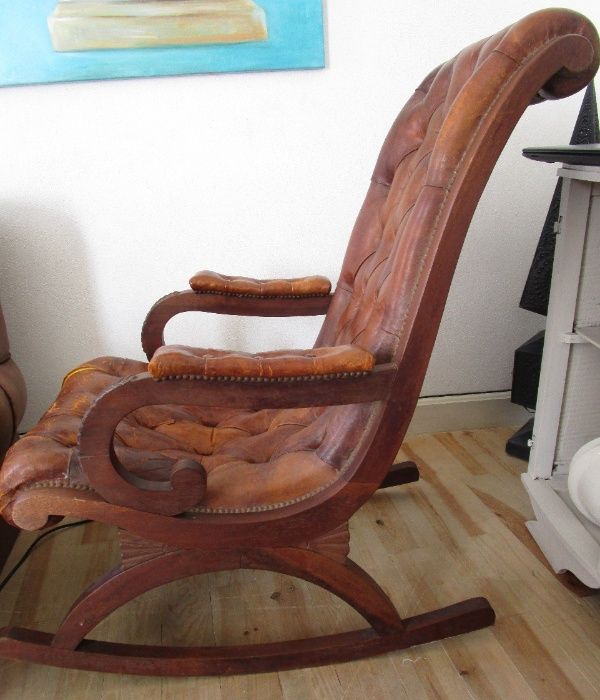 Cadeira de baloiço em madeira e pele