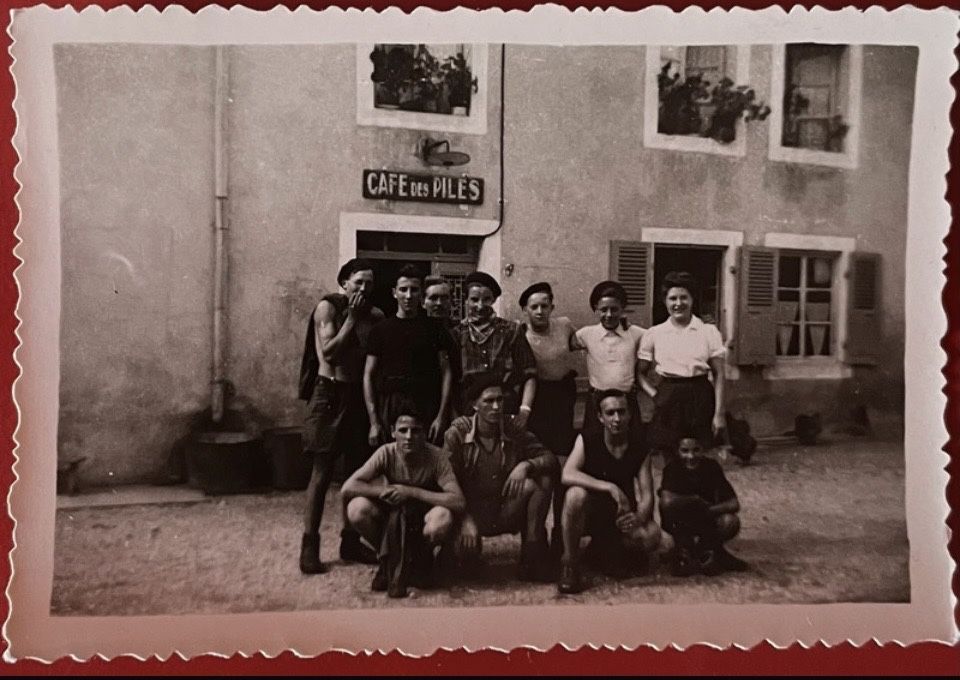 Foto anos 40s jovens em frente Café des Pilès França