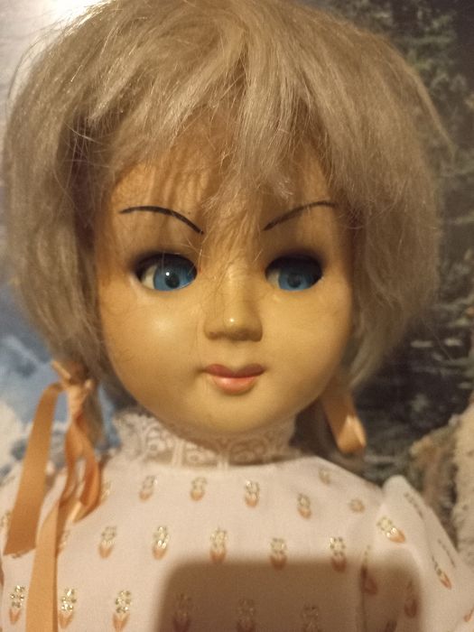 Boneca com cerca de 100 anos