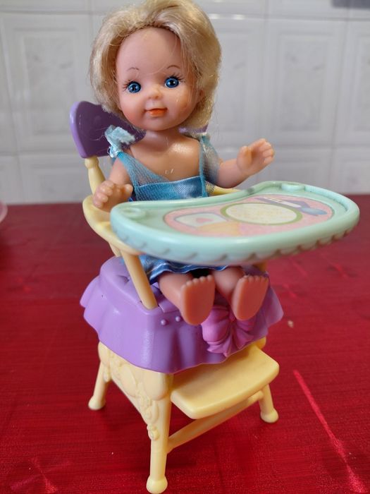 Vendo boneca e cadeira  muito bom preço