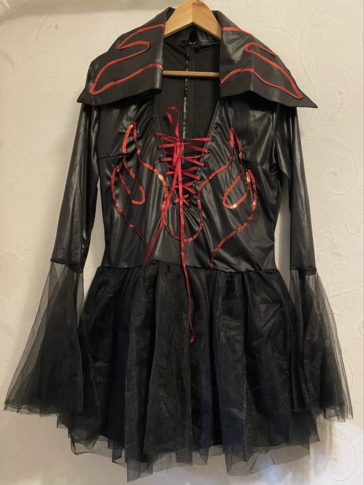 Костюм демоници на хеллоуин