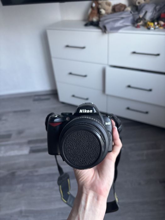Зеркальный фотоаппарат Nikon D40 + объектив 18-55mm VR + сумка