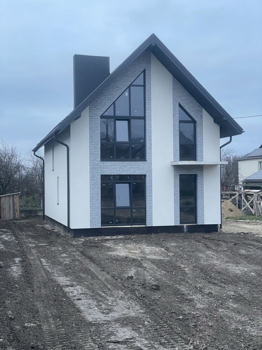 Новозбудований сучасний будинок