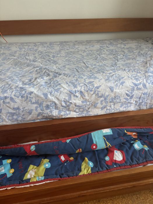 Cama de madeira