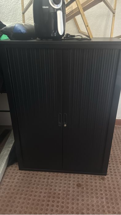 Armario preto.
