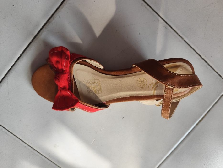 Sandálias de verão com tacão de cunha em imitação de cortiça