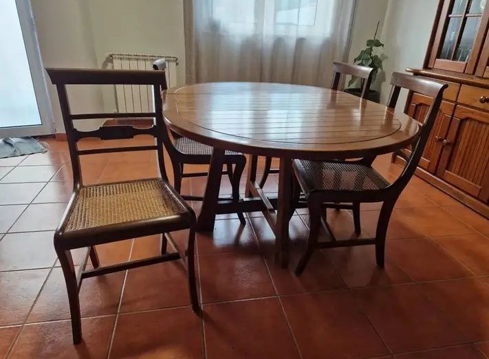Mesa, cadeiras e Móveis sala