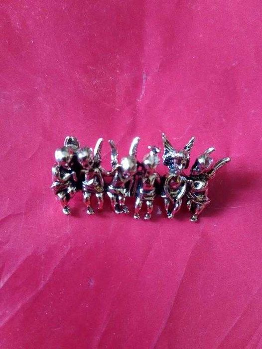 Брошь шесть ангелов