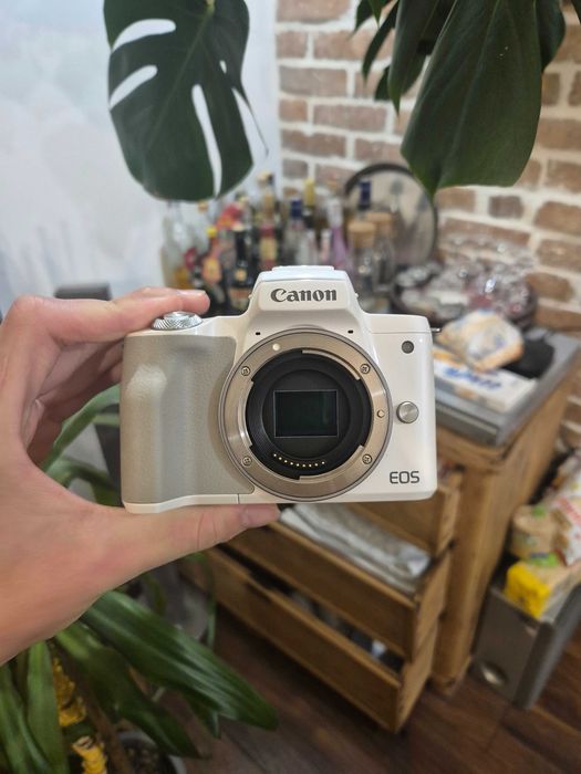 Canon EOS M50 Body | pudełko + bateria + ładowarka | stan bardzo dobry
