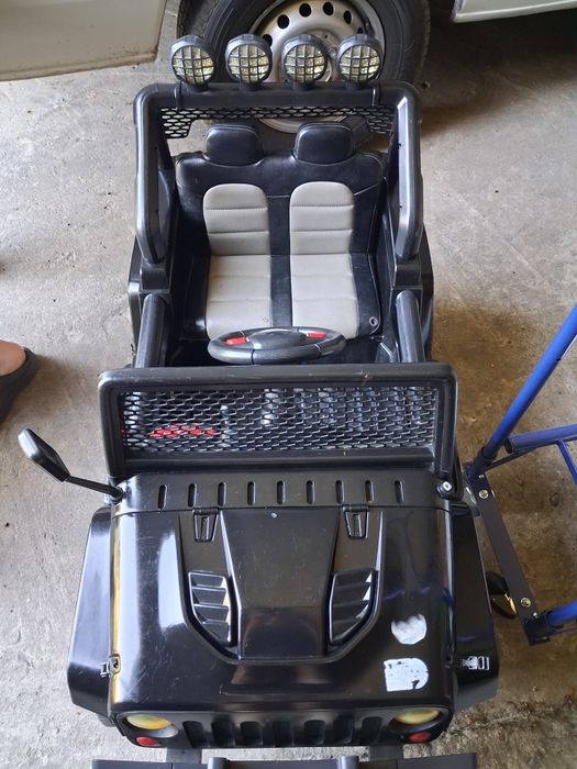 Samochód na akumulator Jeep, koło do wymiany