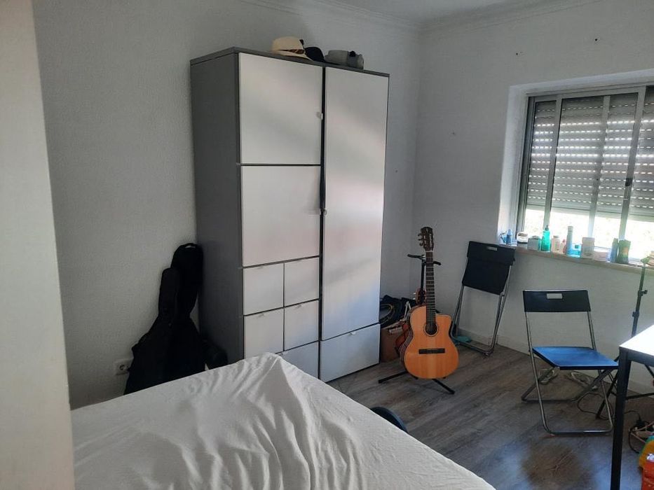 Arrenda se quarto de casal(wc privado) em Linda a velha