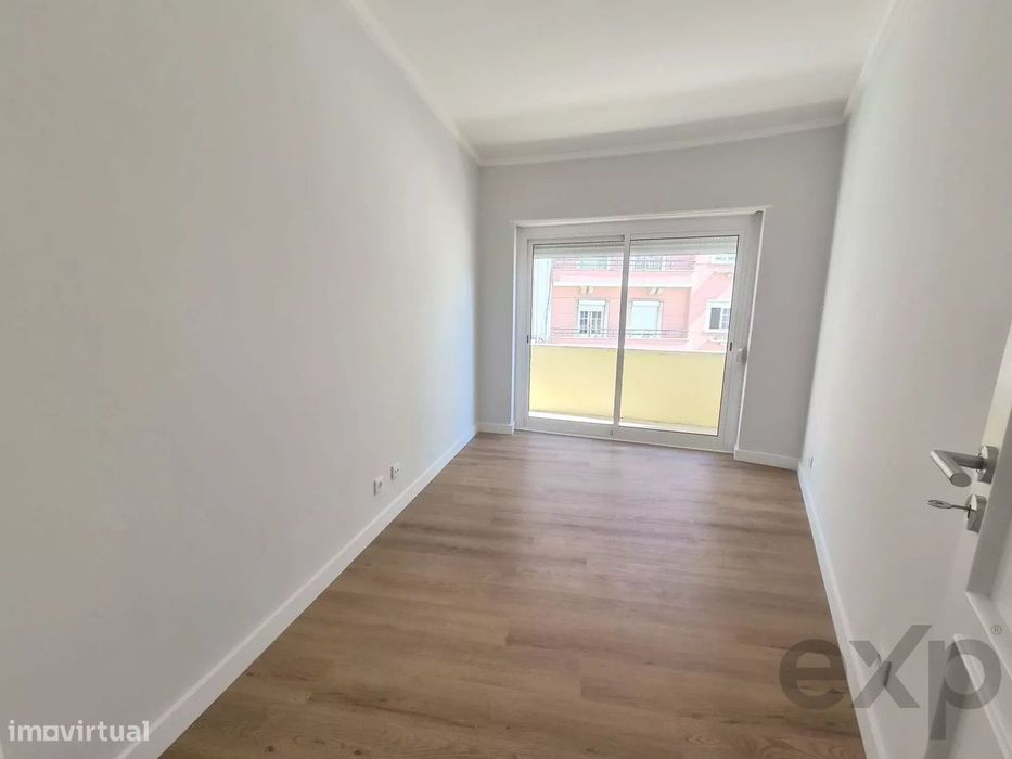 Apartamento T5 com elevador e varanda em Entrecampos