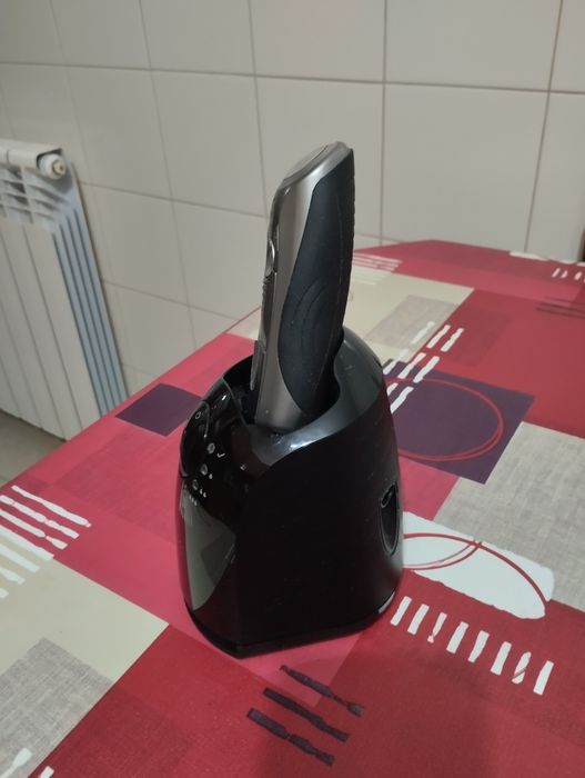 Máquina de barbear e estação de limpeza e carregamento