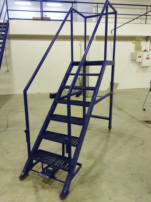 Escada de plataforma móvel em ferro – seminova