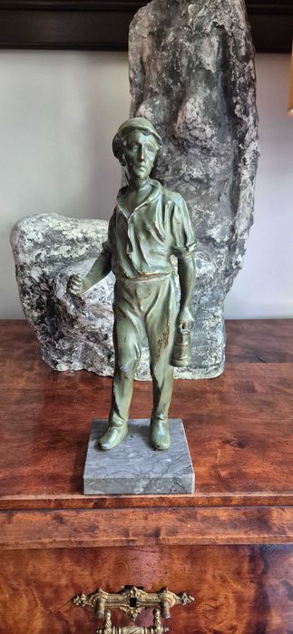 Rzeźba figura górnika z patynowanego cynkalu  marmur art nouveau dekor