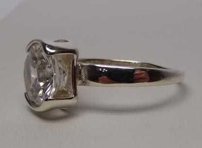 Srebrny pierścionek z owalną cyrkonią  R.18.