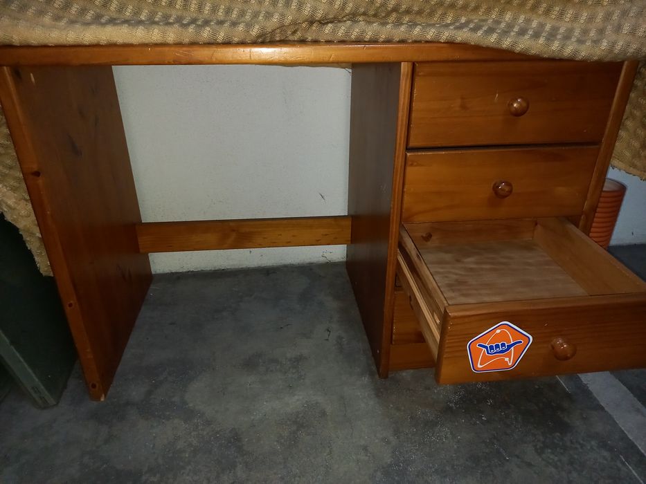 Secretária em Madeira com Gavetas