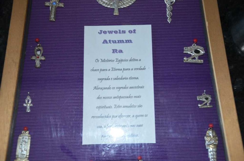 Expositor com 16 medalhas com símbolos míticos do Antigo Egipto (Atum Ra), feito na Inglaterra