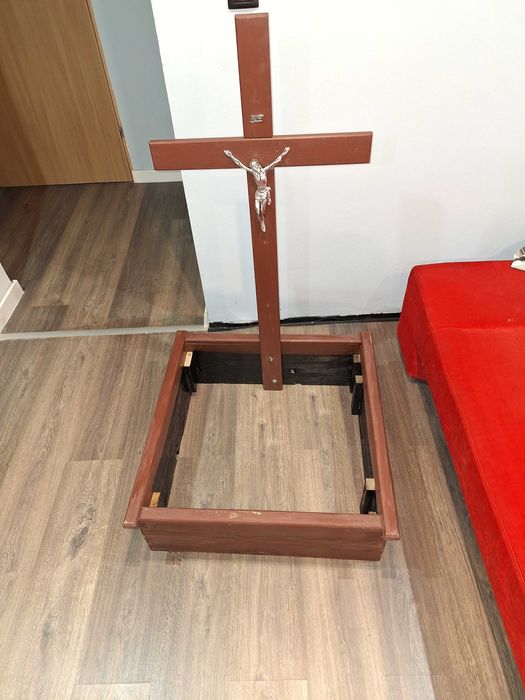 obudowa grobu urna tymczasowa rama grobowa z krzyżem