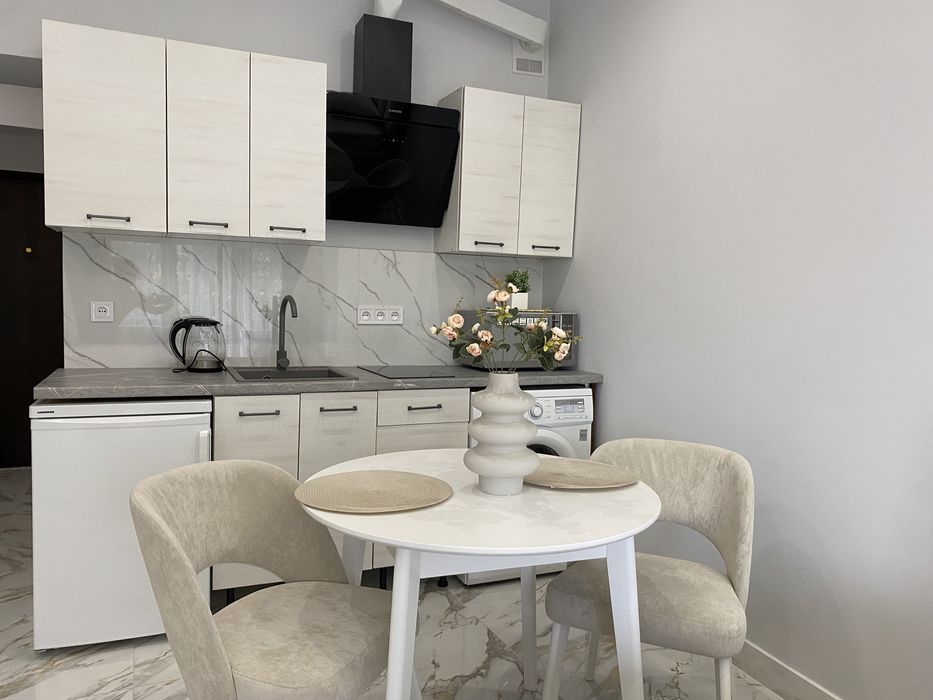 Квартира подобово з балконом,ближній центр