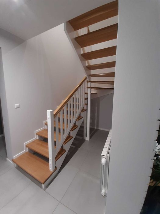 Schody drewniane , balustrady, szybka realizacja .