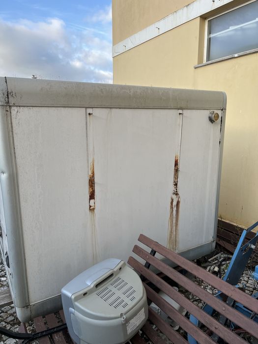 Contentor em bom estado que foi retirado de uma carrinha izuso