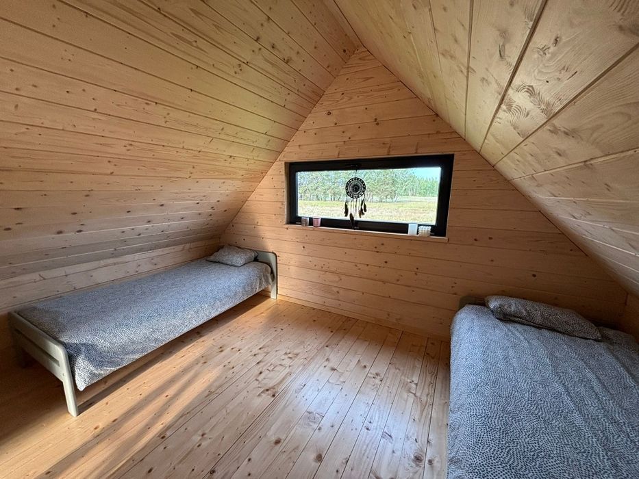 Domek między łąkami