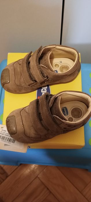 Botas Chicco em pele e sola flexível tamanho 22 para menino