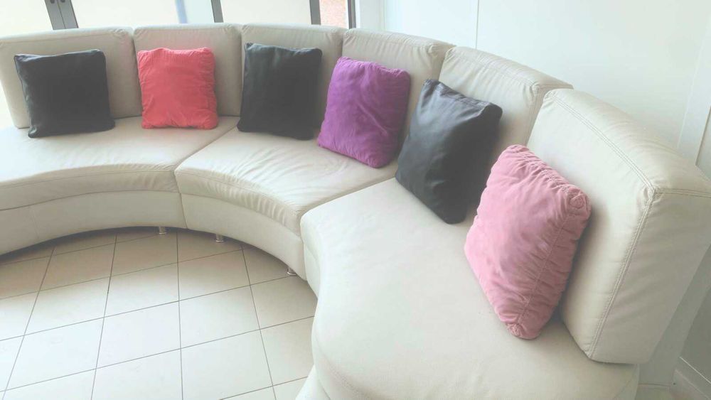 Sofá grande branco curvado