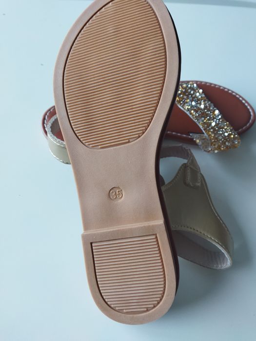 Sandálias douradas novas 35