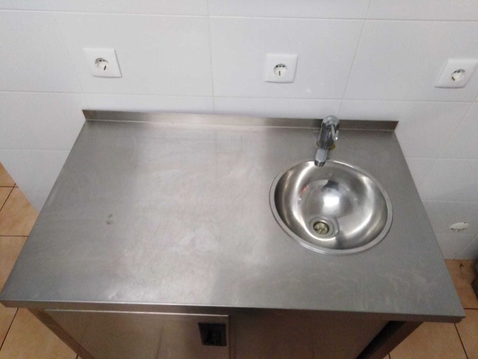 lote com bancadas prateleiras cozin. maq. loiça - restaur. e hotelaria