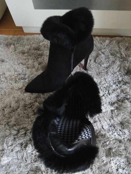 Botas / botins pretos em camurça c/ pêlo -  39
