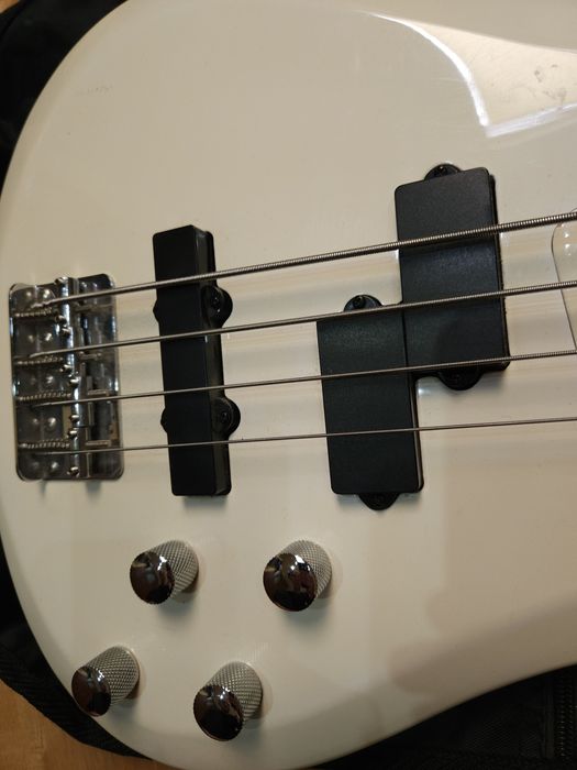 Gitara basowa Santander