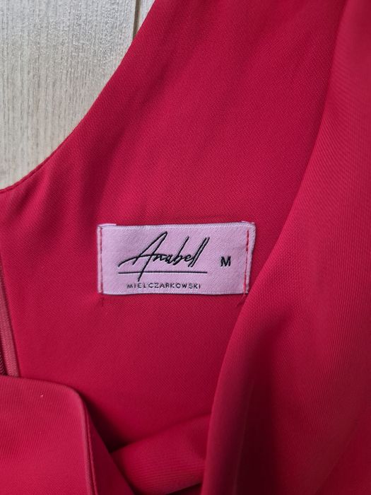 Elegancka sukienka na jedno ramie