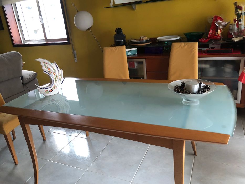 Mesa de sala em cerejeira com tampo de vidro fosco