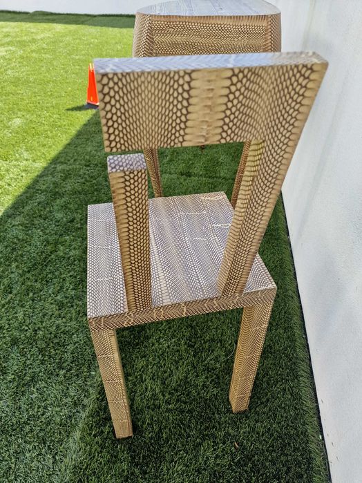 Conjunto de mesa e cadeira de madeira e pele da marca R&Y8 Augousti